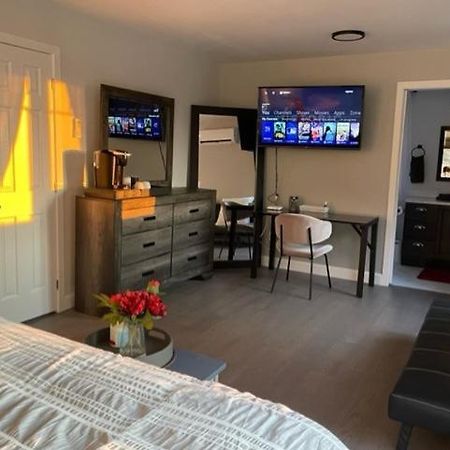 Гостевой дом Sunsets At The Oasis Greater Napanee Экстерьер фото